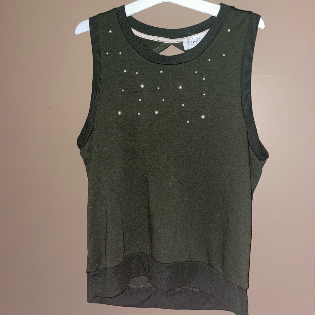 Skinkei Women’s Dark Green Sleeveless Pearl Accent Tank Keyhole Back